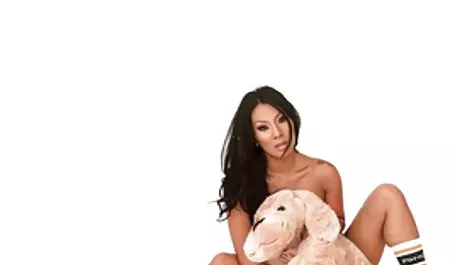 Yatakta seksi oyuncu asian erotik