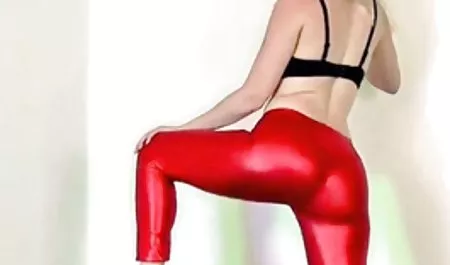Bonnie gri bir dildo ile erutik filim kendini tatmin ediyor ve erkekler için uygundur