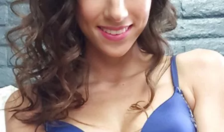 İki yetişkin erkeklerin Sylvia teslim lezbiyen erotik izle tadını çıkarın.
