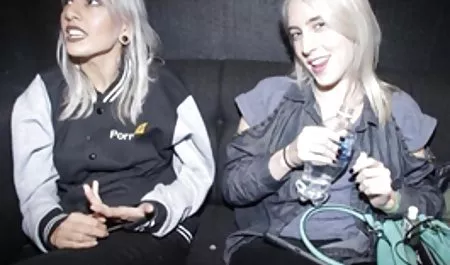Kadın beyaz kanepede rahatlatıcı erotic movie vk