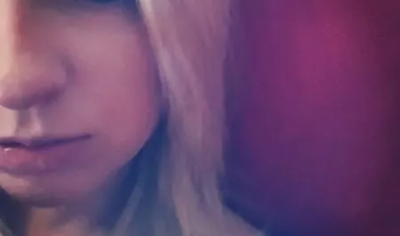 Kırmızı kıyafeti ile sarışın vücut erotic movie vk