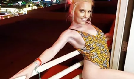 Bir yapay penis ile banyoda eğlenceli erotik sex izle