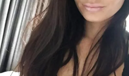 Bu siyah bir adam erotik sinema penis içinde emme.