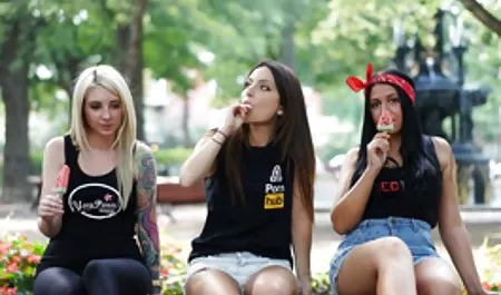 Öpücüler Megan erotik sex porn ve genç kanepe büyük memeler öpüşme