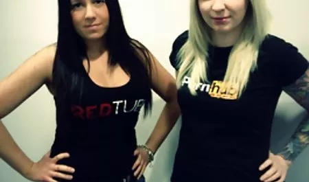Tüm delikleri güzel bir lesbian erotik sarışın