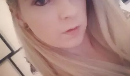 Asya, kel Beyaz zevk Aika eğlenceli bir bahçe koltuğuna erotik sex vk oturur.