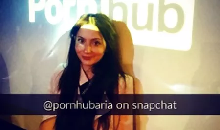 Sarışın Daisy hikaye erotik Monroe adamdan siyah korumalı