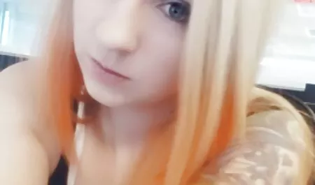 İç çamaşırı erptik seksi kız ve iki oyuncu ile