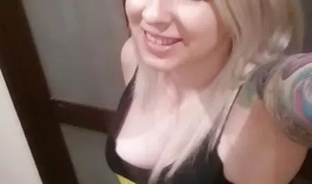 Sıcak bebek Veronica Avluv ve mastürbasyon, dövme webcam erotik