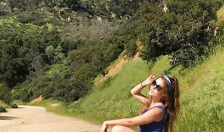 Sıcak babes kendi ayakları okşamak için seviyorum yabancı filmler erotik