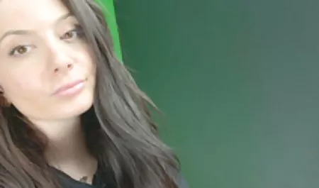 Esmer ve sarışın aldatma erotik horoz emmek için seviyor