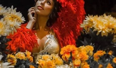 İle esmer, çekici, bir ay papatya erotik Madeline çok hoş bir adam
